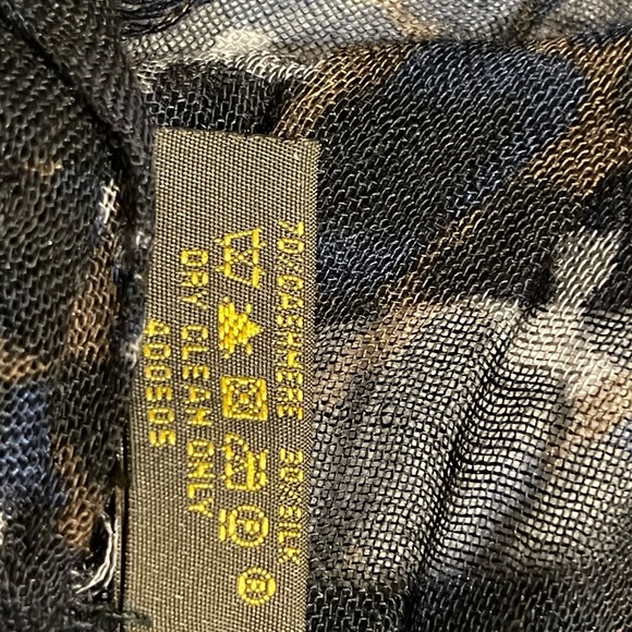 Louis Vuitton Unique Scarf - Picture 10 of 10